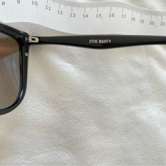 Steve Madden Cat Eye Sunglasses - Picture 3 of 4